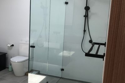 Frameless Shower Screen - Front Return with Side Return and Black Fittings