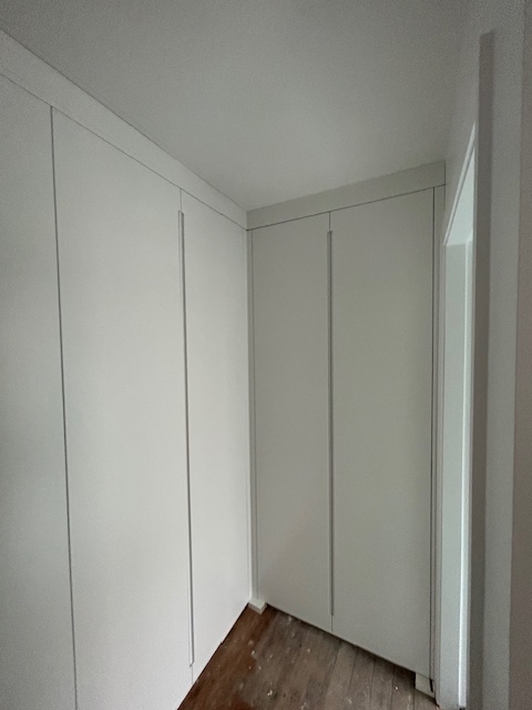 Corner Robe - Classic (Flat) Poly Doors with side-cut handle