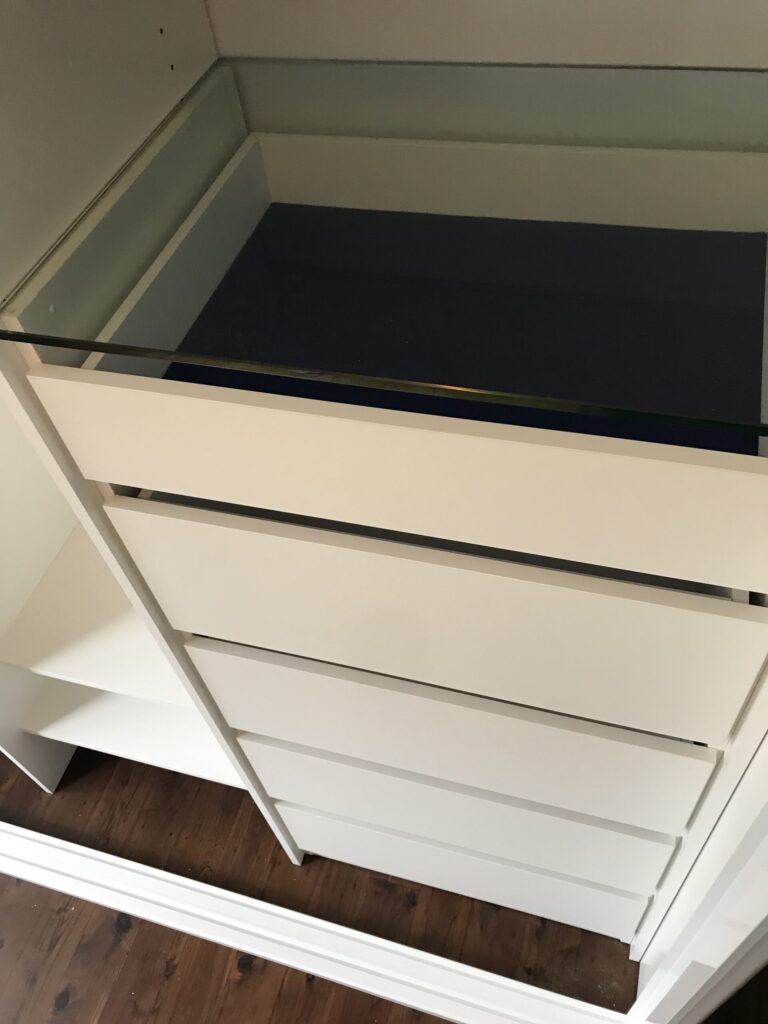 Handleless drawers with glass top